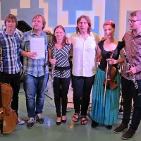 Easy s kvintetom Artistik, ki ga tvorijo (z leve) Urban Megušar, 
Marko Stajnko, Eva Zupan, Nina Pečar in Klemen Flego.