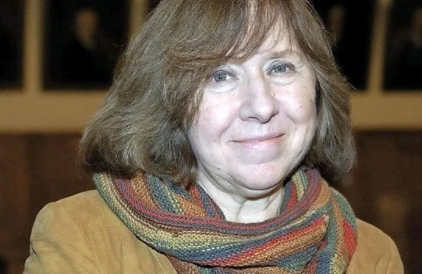  Svetlana Aleksijevič je novinarka in pisateljica, ki svoj glas 
najraje posoja drugim, ponižanim in razžaljenim.  