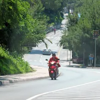 Napoved vodje koprskega odbora stranke Nova Slovenija 
Danijela Sertiča, da bi lahko v strankarski centrali v Ljubljani 
že po počitnicah zagrizli v nujnost sprememb zakonodaje 
glede vožnje koles z motorjem, ki ne smejo presegati 25 
kilometrov na uro, se je uresničila. Skupina strokovnjakov  bo 
v kratkem dodelala predlog sprememb, nakar ga bo NSi v 
prihodnjih mesecih predstavila v parlamentu.