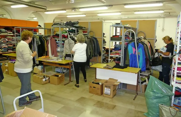 Območna Karitas nudi raznovrstno pomoč več kot 700 upravičencem. O tem, da je 
upravičencev veliko, smo videli včeraj tudi sami, ko smo obiskali prostore v Novi Gorici.  