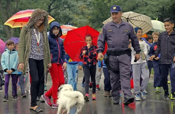  Osnovnošolci so  spoznali  poklice, ki so povezani s psi, med 
njimi so bile veterinarka, pasja frizerka in pasja inštruktorica, 
srečali pa so se tudi s policijskim psom.