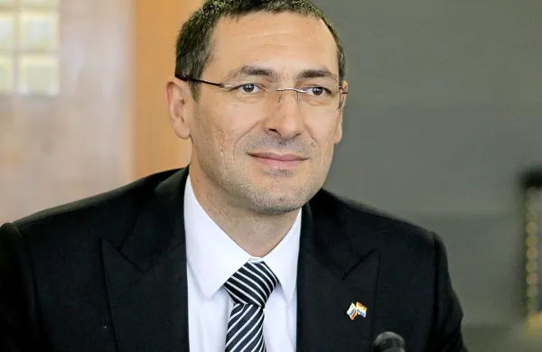Hrvaški obrambni minister Ante Kotromanović je ocenil, da 
za Hrvaško ni pomembno, ali bo Madžarska zaprla svojo 
mejo, vse dokler Nemčija sprejema begunce, saj bodo ljudi 
naprej proti njihovemu cilju pač “pošiljali preko katere druge 
države”.