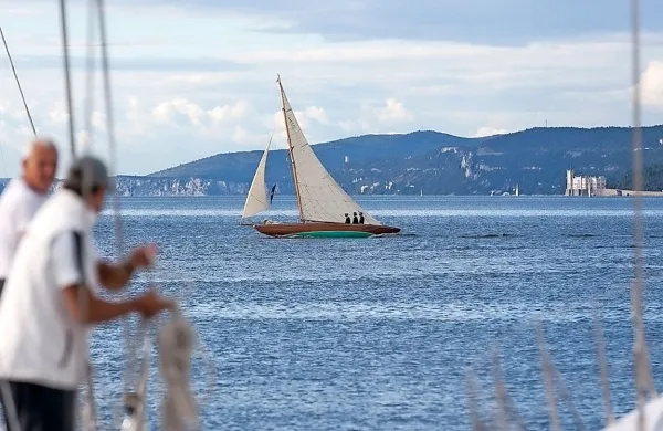 Zaradi neugodne vremenske napovedi bo nočna regata na 
Barkolani v Trstu, predvidena za soboto,  že danes.