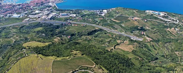 Ob obali se hitra cesta konča malo naprej od izolskega 
krožišča. 200 metrov za njim (bliže Jagodju) bi se začela 
alternativna trasa do Bandela.  