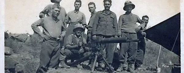 Italijanski vojaki na straži ob Adui. Sliko je iz vojne prinesel 
Jože Volk s Suhorja. 