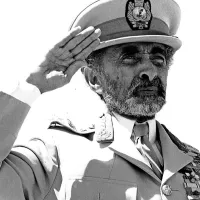 Abesinski cesar Haile Selassie se je vdal, ko je  Italija zasedla glavno 
mesto  Addis Abebo. “Odločili smo se končati to najbolj neenako, najbolj 
nepravično in najbolj barbarsko vojno današnjega časa,” je  sporočil. 