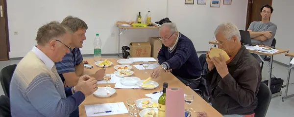 Ocenjevalna komisija v Tolminu (z leve): Stojan Ščuka, 
Davorin Koren, Alfonz Fischione in Bogdan Perko, v ozadju  
pridelovalec tolminca Bogdan Kovačič. 