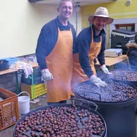 Martin Čepar (desno) in Simon Makuc sta del ekipe, ki je 
budno pazila na pečenje kostanja.
