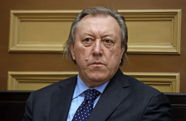  Vojteh Volk  je na začetku sojenja zanikal  očitke tožilstva.  Tudi včeraj je bil 
sam na zatožni klopi. 