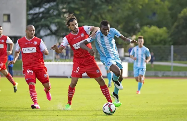 Kapetan Carpija Cristian Zaccardo (v rdečem dresu s števvilko 5) je tako zaustavljal Blessinga Elekeja. 