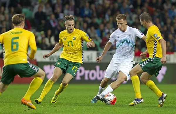Valter Birsa (v belem)  zadel iz najstrožje kazni, ki jo je zakrivil Marius Žaliauskas (levo). 