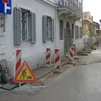 V Marušičevi in Kreljevi ulici v središču Kopra gradijo optično 
omrežje, namenjeno šolam in raziskovalnim ustanovam. 
Zasebni uporabniki se nanj ne morejo priključiti. 