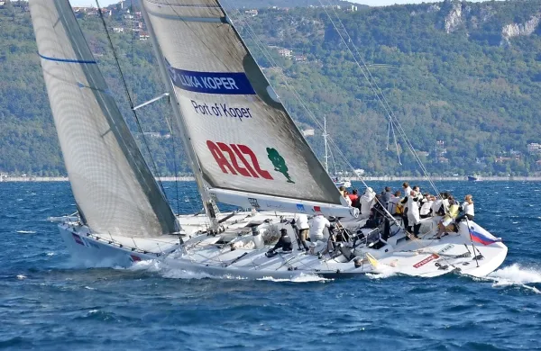 Italijanska Robertissima 3 je zmagala pred slovensko-italijansko posadko na Jeni (na fotografiji) na 47. Barkolani, eni 
najbolj množičnih jadralnih tekmovanj na svetu, ki je potekala 
v Tržaškem zalivu.