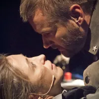 Helena Peršuh  v Krvavi gori igra vojno poročevalko, Kristijan 
Guček pa upodablja oficirja Albina Mlakarja.