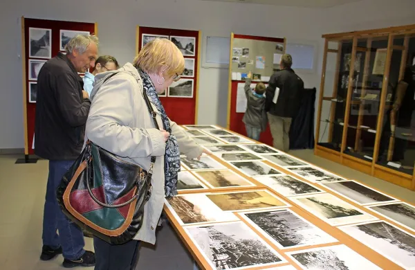 Več kot 250 fotografij prikazuje podobo krajev med 1. 
svetovno vojno. 
