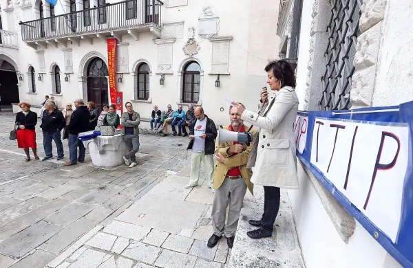 Protest proti tajnim sporazumom