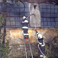 Gasilci so ognjene zublje začeli gasiti z več strani.