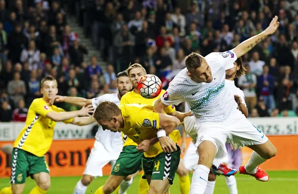 Slovensko nogometno reprezentanco (v belih dresih) čaka po remiju z Litvo drevi ob 20.45 
še obračun v San Marinu. 
