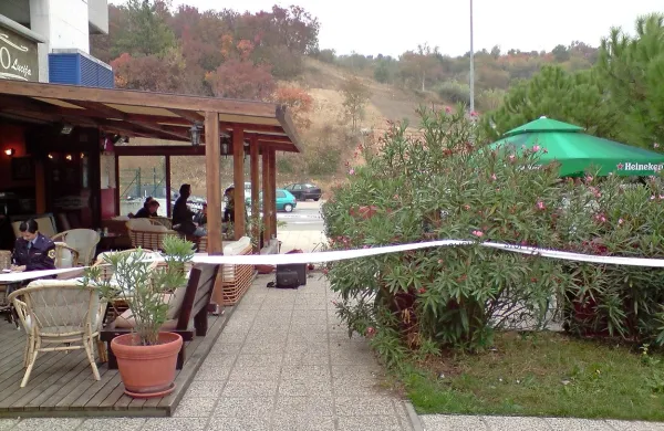 Izsiljevanje naj bi se dogajalo pred lucijskim Latino barom, 
kjer naj bi bil Alen Čibarić dve leti pred omenjenim dogodkom 
vpleten tudi v streljanje.