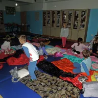 Smuknili so v spalne vreče in prisluhnili knjižničarju