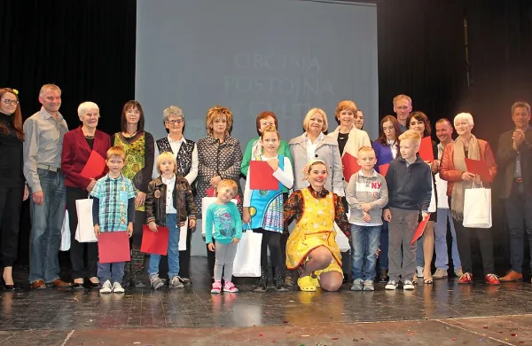 Nagrajenci letošnje akcije Občina Postojna v cvetju v družbi 
klovnese Eve Škofič Maurer.