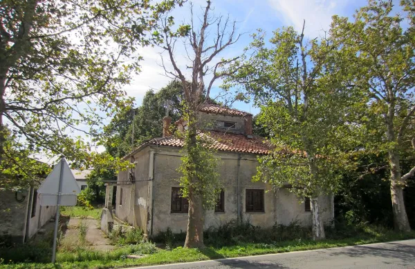 Pogled na stražnico v Krvavem Potoku z  glavne ceste 
Trst-Reka. 

