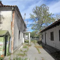 Leva, glavna in starejša stavba,  je v boljšem stanju kot desna, mlajša. Ob 
njiju je približno 2373 kvadratnih metrov zemljišča, dostop z vozili  je z 
glavne ceste.
