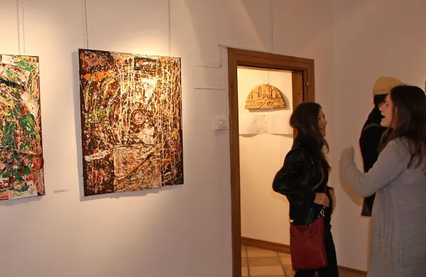 Mednarodno likovno srečanje Vipavski Križ se zaključuje z razstavo v Lokarjevi galeriji. 