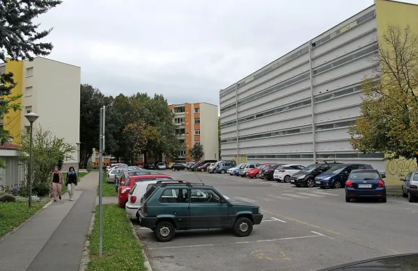 Če bo sodišče lastnikom stanovanj dodelilo tudi parkirišča in zelenice, jih bodo sicer lahko tudi ogradili, a jih bodo 
morali vzdrževati.  
