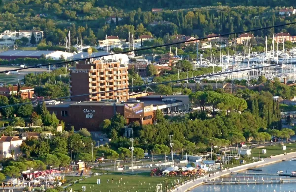 Zaposleni v Hotelih Metropol se bojijo, da je prvih pet 
odpovedi šele začetek.