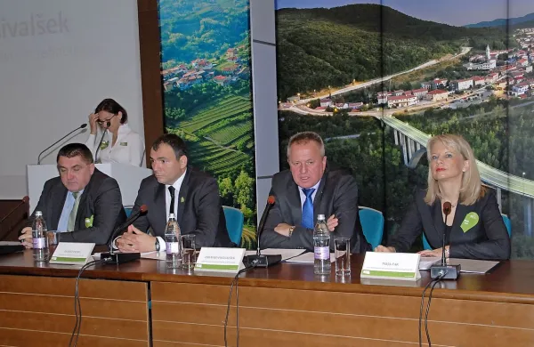“Na strani vlade bomo pripravili polje, na katerem bo turistično gospodarstvo sejalo,”  je napovedal minister za 
gospodarski razvoj in tehnologijo Zdravko Počivalšek (drugi z 
desne).
