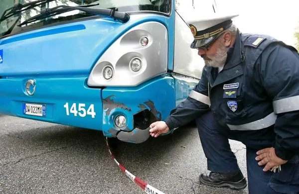 Voznik skuterja je obležal pod avtobusom, na mestu je bil 
mrtev. 
