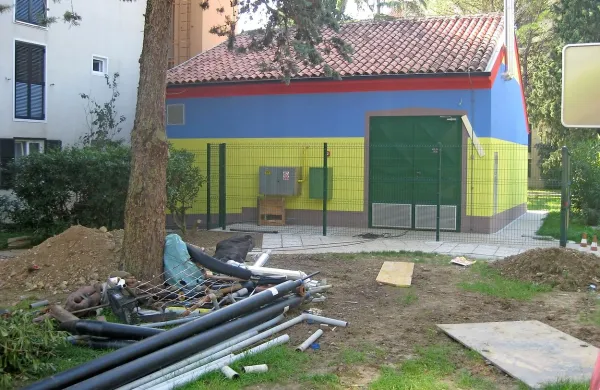V zadnjih letih je Petrol obnovil 3,5 kilometra omrežja v Luciji, prihodnje leto naj bi zamenjal še 
1,5 kilometra cevi. Na fotografiji je lucijska kotlovnica v Šolski ulici.  