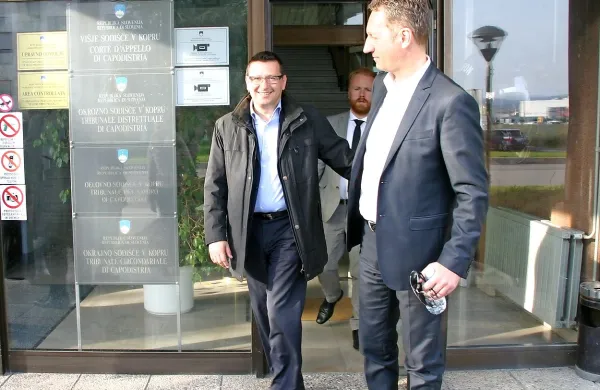 Boris Popovič in Georgi Bangiev sta zadovoljna z dogajanjem 
ob koncu sojenja.