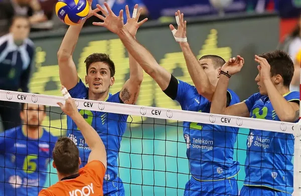 Mitja Gasparini (6), Dejan Vinčič (z žogo), Alen Pajenk in 
Klemen Čebulj so ustavili Nizozemca Dicka Kooya.  