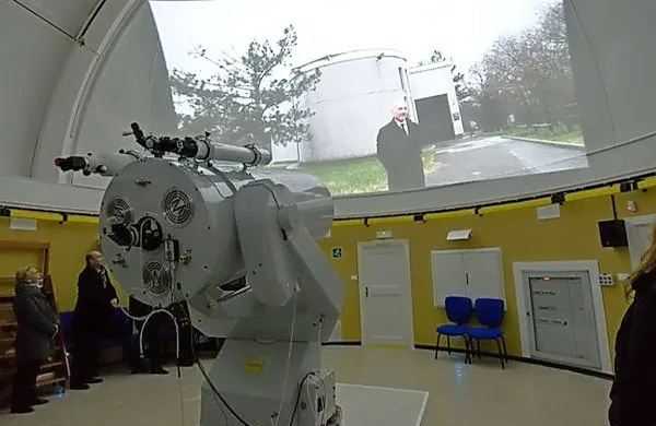 Obiskovalci lahko  v observatoriju opazujejo zvezde in druga 
nebesna telesa z novim 60-centimetrskim teleskopom Marcon.