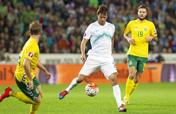 Pot do svetovnega prvenstva v Rusiji leta 2018 bo bolj 
zahtevna: Reneja Krhina (v belem dresu)  in soigralce v 
slovenski reprezentanci bo za uvod spet čakala Litva.