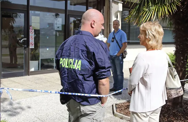 Zaradi paketa, ki so ga dobili s pošto na vložišču, so sodno 
stavbo izpraznili. 