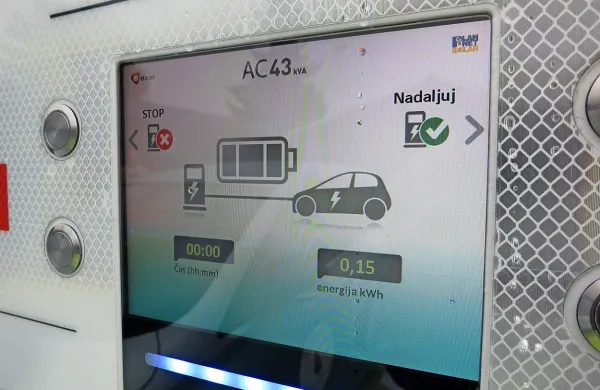 Zmogljive polnilnice bodo avtomobile napolnile v slabe pol 
ure