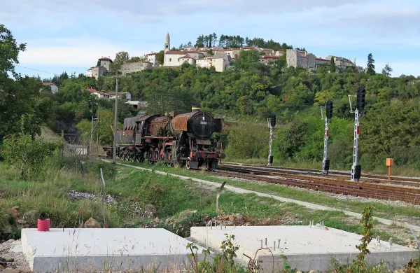 Temelje bazne postaje bodo prestavili čez železniški tir, kjer 
bo manj moteča za šolarje in za štanjelsko veduto.