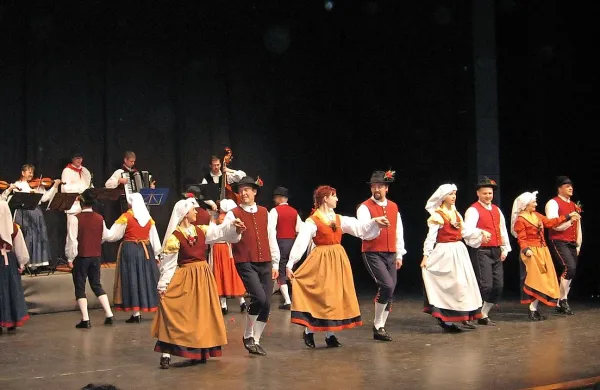 Na sobotnem državnem srečanju Le plesat me pelji se bodo 
predstavili tudi muzikanti in plesalci Kulturnega društva Karel 
Štrekelj iz Komna.   