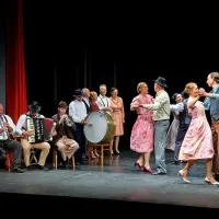 Člani in članice Folklornega društva Gartrož iz Nove Gorice 
bodo odpeli in odplesali Večer pri Grapulinovih.  