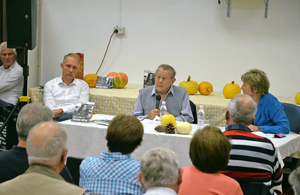     Predstavitev knjige je Pavel Petejan popestril s številnimi 
smešnimi in manj smešnimi dogodki iz svojega  zasebnega in 
poslovnega življenja.