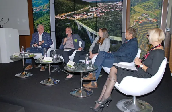 18. slovenski turistični forum je z udeležbo domačih in tujih 
strokovnjakov iskal odgovore na to, kako oplemenititi turistično ponudbo. 