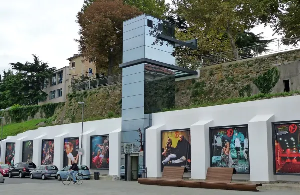 Galerija na prostem ob panoramskem dvigalu