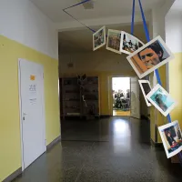 Dijaki umetniške smeri so šolske hodnike polepšali z razstavo 
fotografij.
