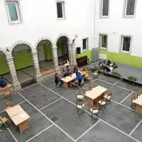 Notranji atrij šole je pomembno stičišče in srečevališče 
gimnazije.