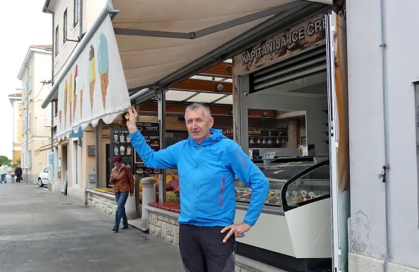 Lastnik kavarne Kapitanija Janko Okoren ne more razumeti,  
da je za koprske občinske inšpektorje tako zelo moteče 
senčilo, ki ščiti hladilnik s sladoledi. 