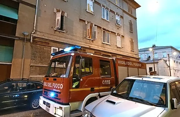 Plameni in dim so včeraj popoldne bili usodni za 67-letnega 
upokojenca, ki je umrl v požaru v spalnici.

