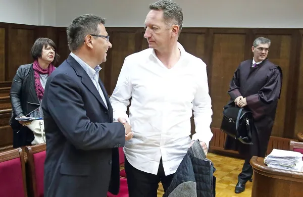 Georgi Bangiev in Boris Popovič sta si po oprostilni sodbi 
včeraj takole čestitala.